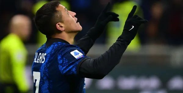 Alexis Sánchez no lo pasa bien en Italia