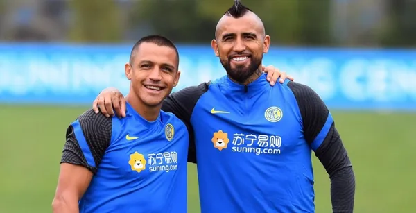 Alexis Sánchez y Arturo Vidal compartiendo camiseta en Inter de Milán.