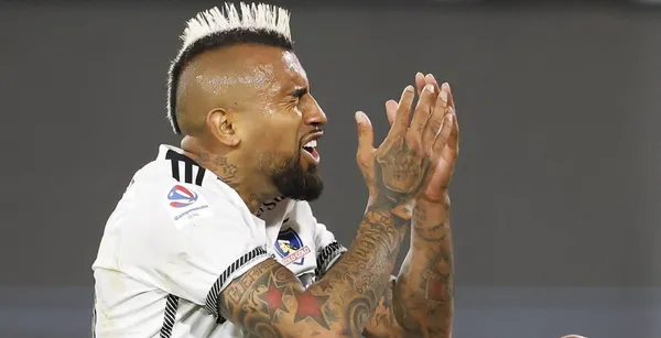 Arturo Vidal con la camiseta de Colo Colo.