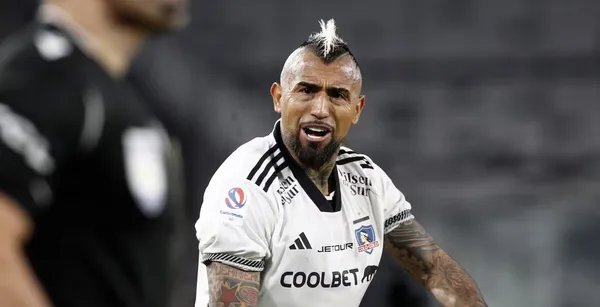 Arturo Vidal con la camiseta de Colo Colo.