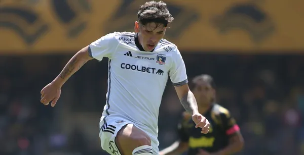 Carlos Palacios enfrentando a Coquimbo Unido con la camiseta de Colo Colo.