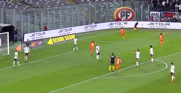 Colo Colo y Cobreloa jugando en el Monumental.