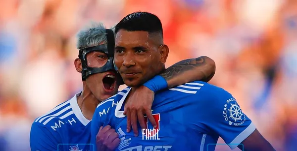 Cristian Palacios celebrando un gol junto a Maximiliano Guerrero.