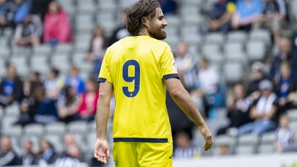 El atacante de La Roja no la pasa bien en España.