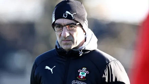 El delantero chileno volvió a ser considerado en el Southampton, pero solo para presenciar desde la banca una dolorosa derrota de su equipo