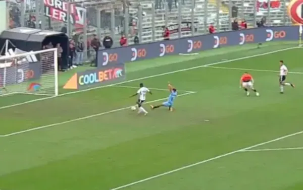 El delantero colombiano desperdició una oportunidad increíble que generó el enojo de los hinchas.