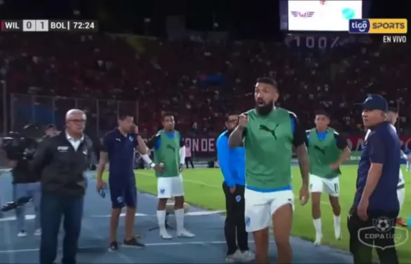 El delantero fue expulsado tras estas en una gresca mientras acusaba insultos contra de él.