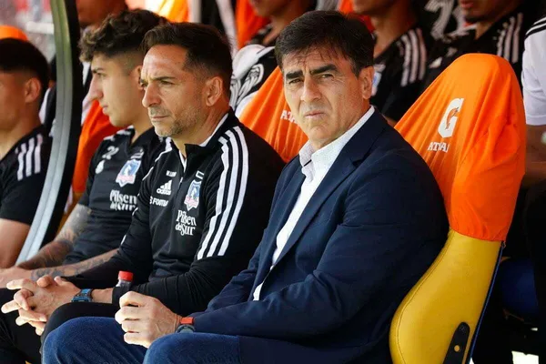 El entrenador de Colo Colo no se conformaba con las respuestas.