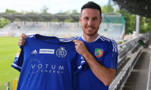 El ex ariete de la U no vive un buen momento y descendió con su club en Polonia.