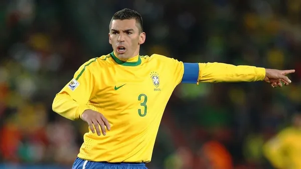 El ex zaguero del Bayern Munich se retiró a los 41 años de edad.