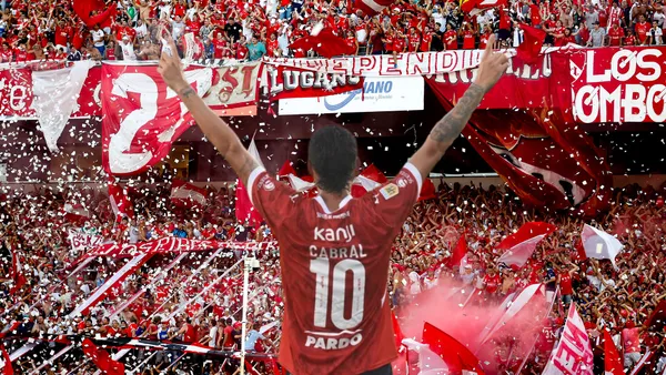 El futbolista anotó su segundo gol para el cuadro de Avellaneda y los hinchas ya aman al chileno.