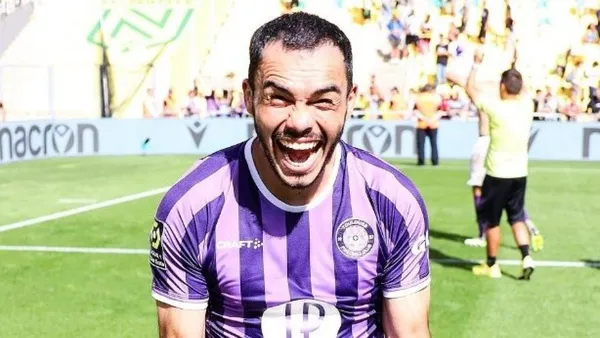 El futbolista nacional destacó en el empate de su escuadra.