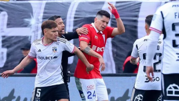 El futbolista salió enojado luego de la derrota ante los albos.