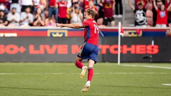 El futbolista tiene 21 años y en 2021 cambió su apellido por el de su padre adoptivo.