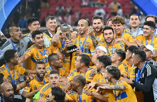 El jugador nacional levantó el trofeo con el cuadro norteño y se pone como opción para la Roja.