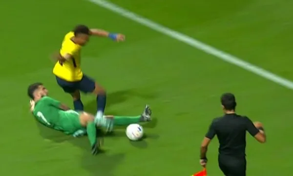 El jugador no deja de ser tema y ahora le tocó ser noticia por la cancha. A menos de un día de la citación, Castillo salió lesionado de un amistoso.