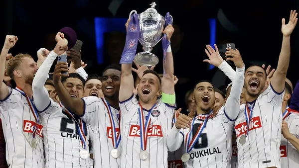 El lateral de la selección chilena se proclamó campeón en Francia.