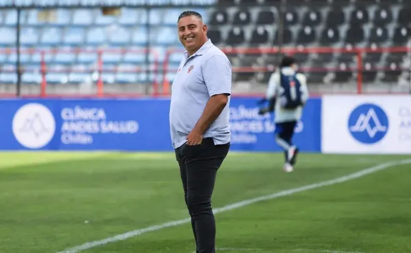 El técnico sensación de la temporada recién pasada en el fútbol chileno, tuvo un gesto con la U. de Chile que desató los rumores de su cercanía.