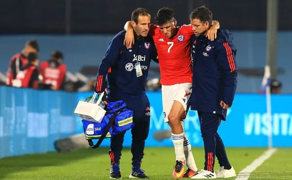 El volante nacional salió con muletas una vez terminado el compromiso.