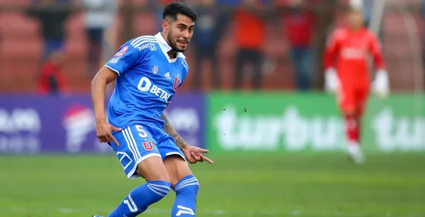 Emmanuel Ojeda con la camiseta de Universidad de Chile.