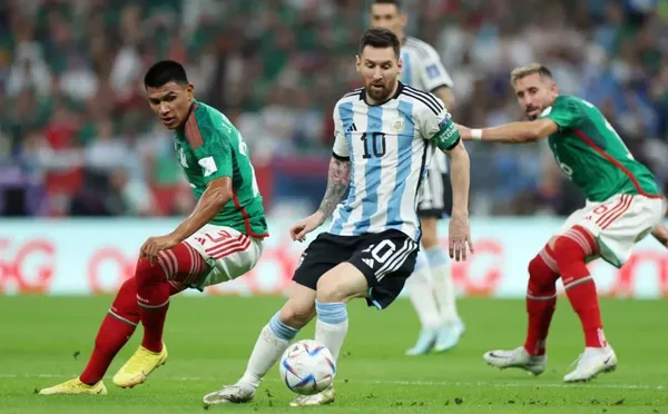 En un partido cargado de tensión, la selección argentina no ha llegado al arco rival y el astro mundial no ha aparecido para liderar a su equipo.