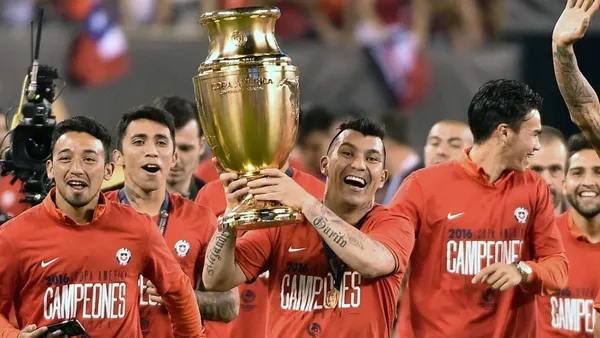 Este histórico jugador de Chile estaría dispuesto a volver a la Universidad Católica. Foto: X