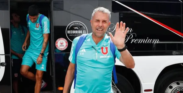 Gustavo Álvarez como entrenador de Universidad de Chile.
