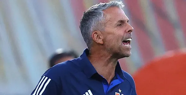 Gustavo Álvarez dirigiendo a Universidad de Chile.