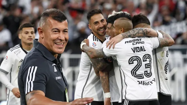 Jorge Almirón y jugadores de Colo-Colo (Foto tomada de: Central/Colo-Colo)