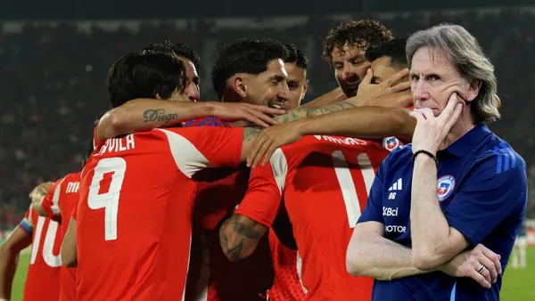 Jugadores de La Roja y Ricardo Gareca (Foto tomada de: La Roja/Wikipedia)