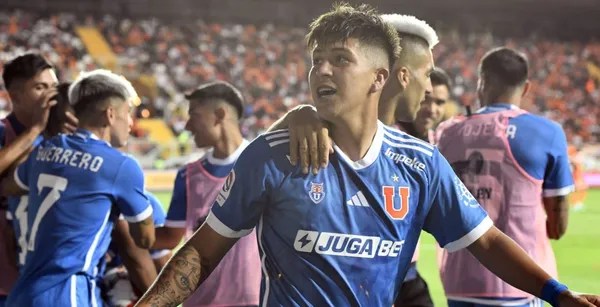 Jugadores de Universidad de Chile celebrando el triunfo ante Cobreloa.