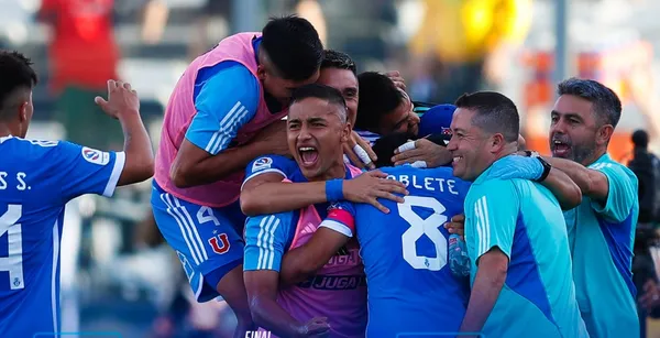 Jugadores de Universidad de Chile celebrando la victoria ante Colo Colo.