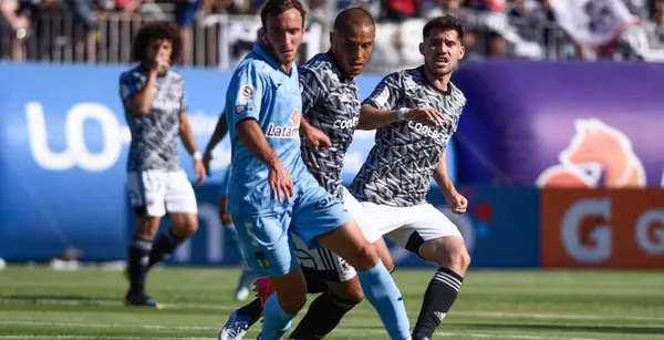 Leandro Benegas con la camiseta de Colo Colo.
