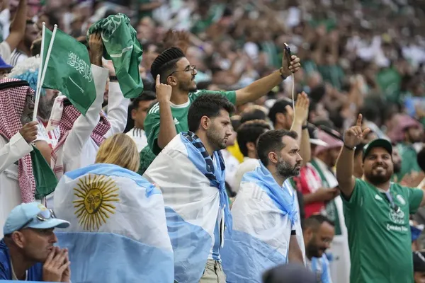 Los argentinos en el estadio vivieron un verdadero calvario. De la alegría máxima a un silencio sepulcral que se escuchó en todo el mundo.
