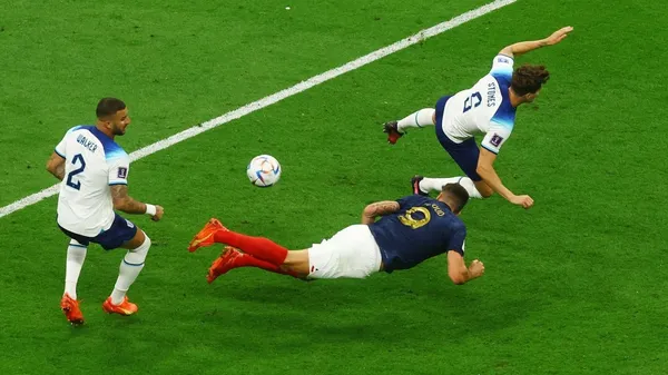 Los Galos vencen por 1 a 0 a los Británicos luego de un gran remate del mediocampista del Real Madrid.