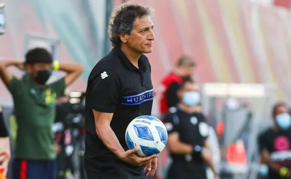 Luego de acordada su salida desde otro equipo de Primera División, el ex DT de la UC y Colo Colo suena como posible candidato en la U. de Chile.