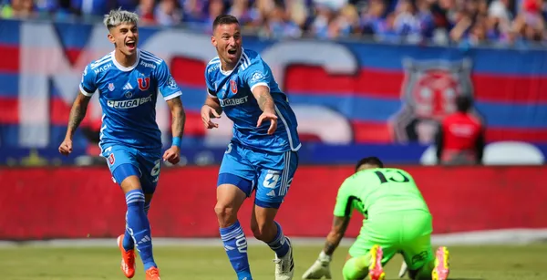 Maximiliano Guerrero y Luciano Pons celebrando con la camiseta de Universidad de Chile.