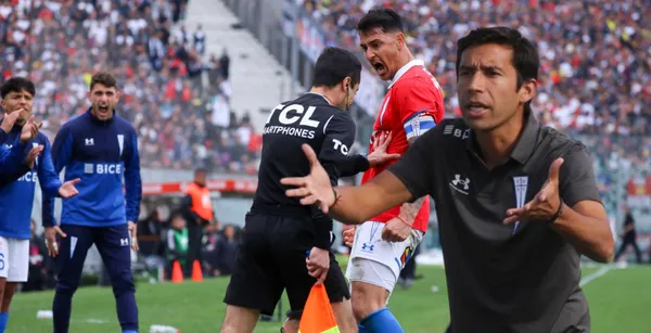 Nicolás Núñez dirigiendo a Universidad Católica.