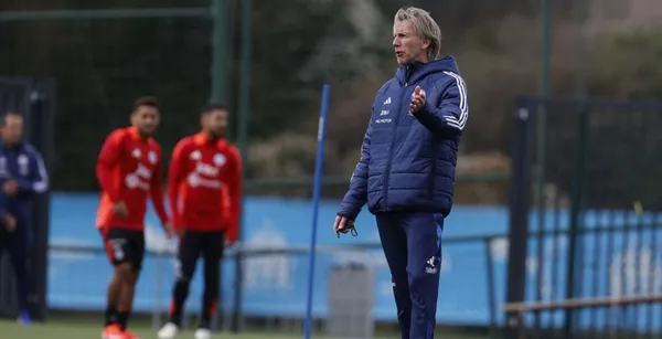 Ricardo Gareca dirigiendo a la selección chilena.