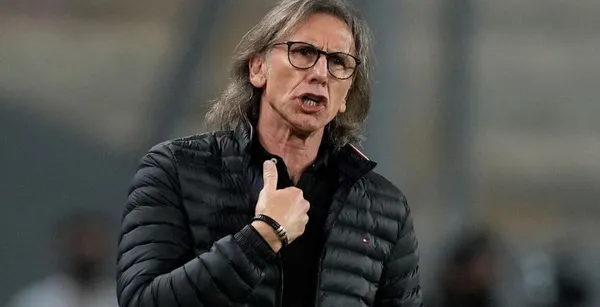 Ricardo Gareca dirigiendo a la selección de Perú