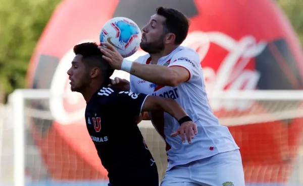 Un histórico jugador no renovó con su actual club y los hinchas de Universidad de Chile lo piden en el equipo. Quieren que se retire en su equipo.