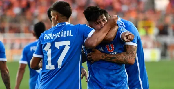 Universidad de Chile celebrando un gol.