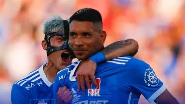 Cristian Palacios celebrando un gol junto a Maximiliano Guerrero. 
