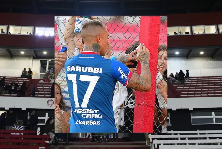 Eduardo Vargas firmando autógrafos tras el partido con Boston River (Foto tomada de: X)