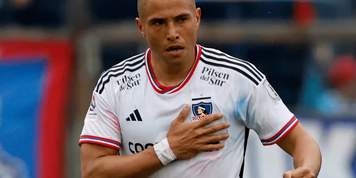 El delantero recibió amarilla.