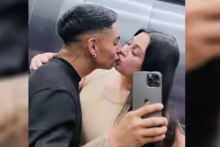 Jordhy Thompson junto a Camila Sepúlveda.