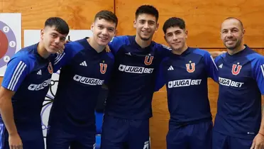 Marcelo Díaz con jugadores jóvenes del plantel de Universidad de Chile.