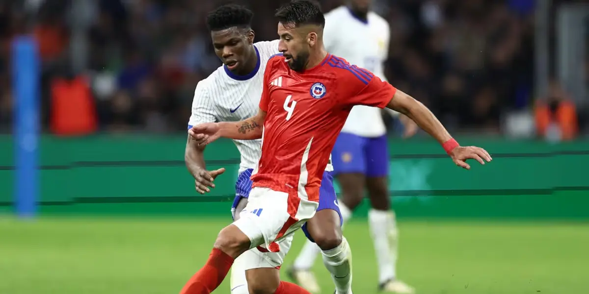 Mauricio Isla enfrentando a Francia en un amistoso internacional. 
