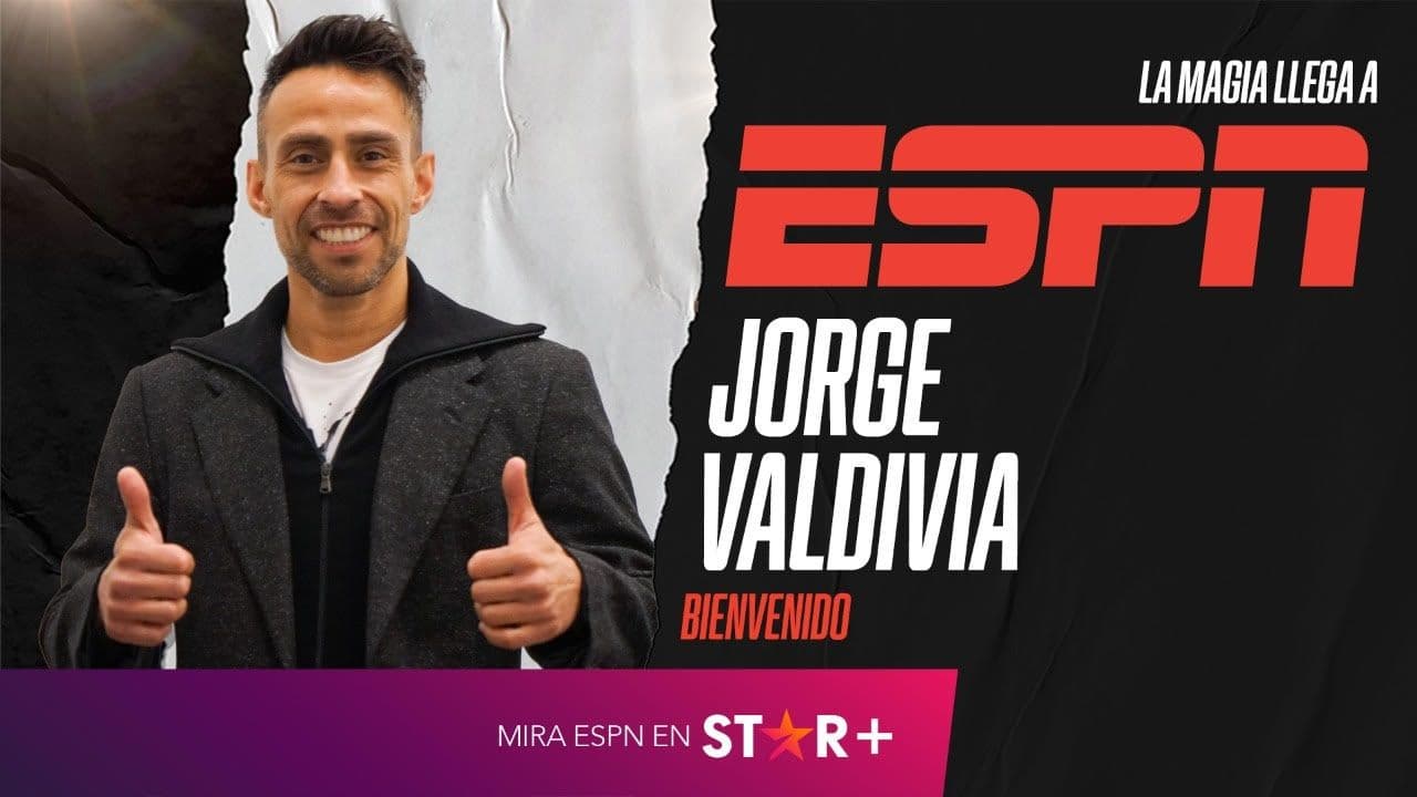Acostumbrado a repartir magia en las canchas, el colocolino lleva una vida ligada al fútbol tras el retiro, pero con el micrófono