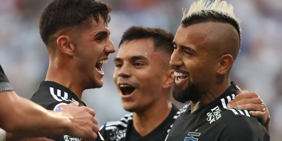 Arturo Vidal celebrando con la camiseta de Colo Colo.